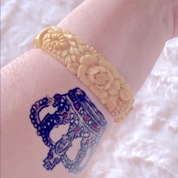 Boho Carved Flower Resin Bracelet - Picture 5 of 6